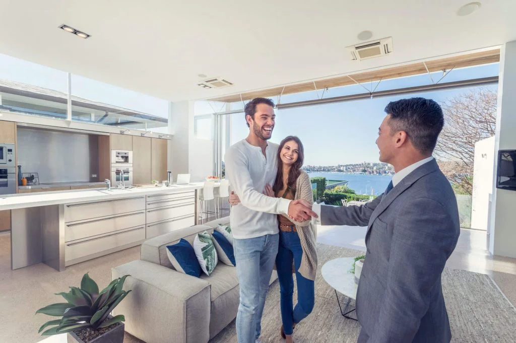 Casal fechando contrato imobiliário Rio de Janeiro
