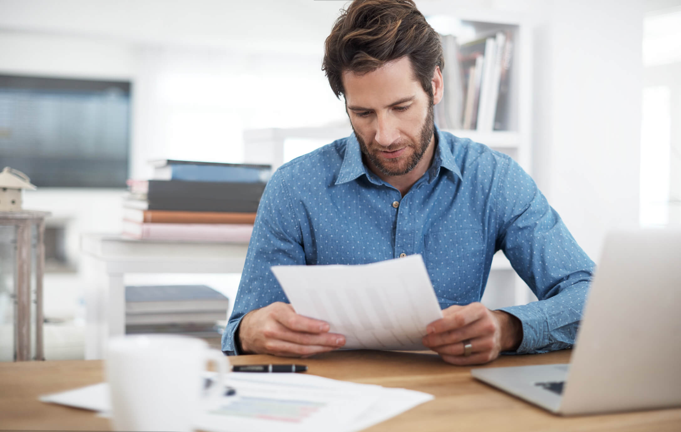 Homem analisando documentos Rio de Janeiro