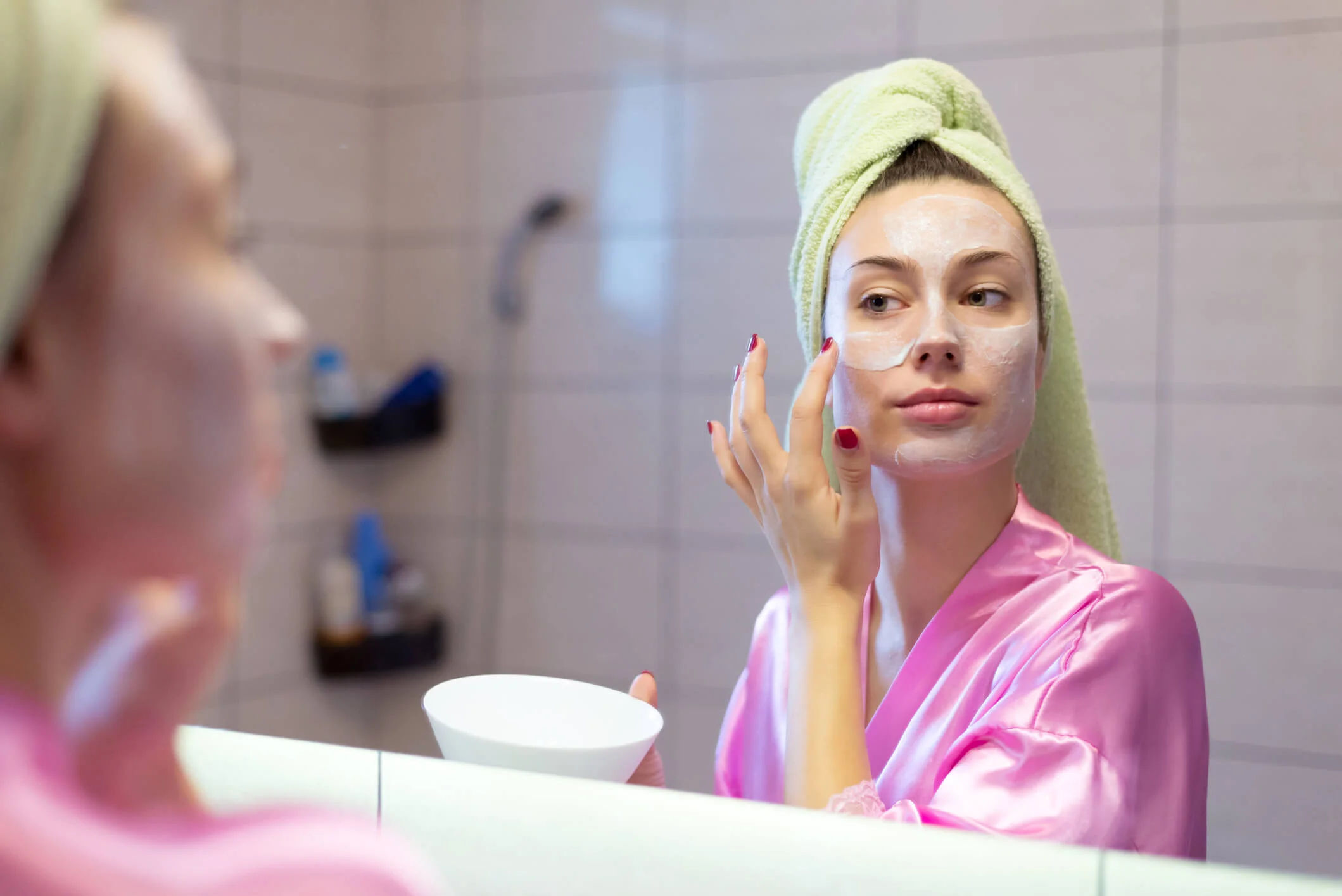 Mulher fazendo skin care Rio de Janeiro