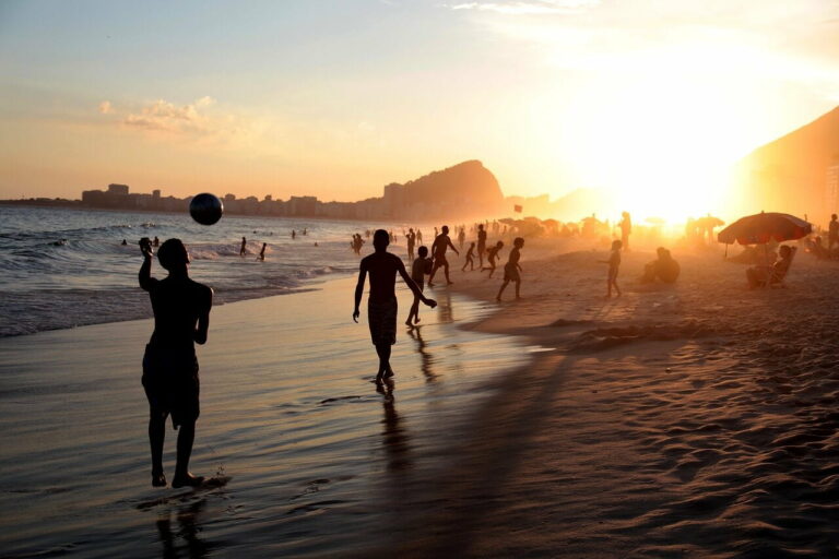 Guia com as melhores praias do Rio para curtir em família