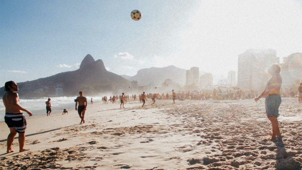 Pessoas jogando bola praia do Leblon Rio de Janeiro