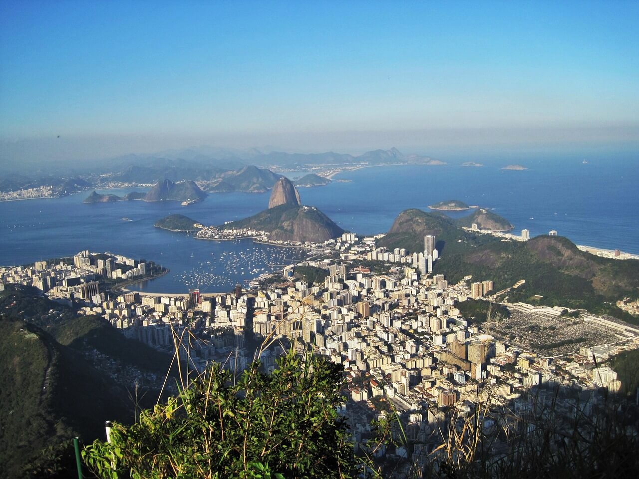 Praia e Enseada de Botafogo com o Pão de Açúcar ao fundo, na Zona Sul do Rio de Janeiro