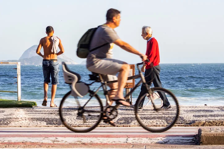 Homem andando de bicicleta Rio de Janeiro