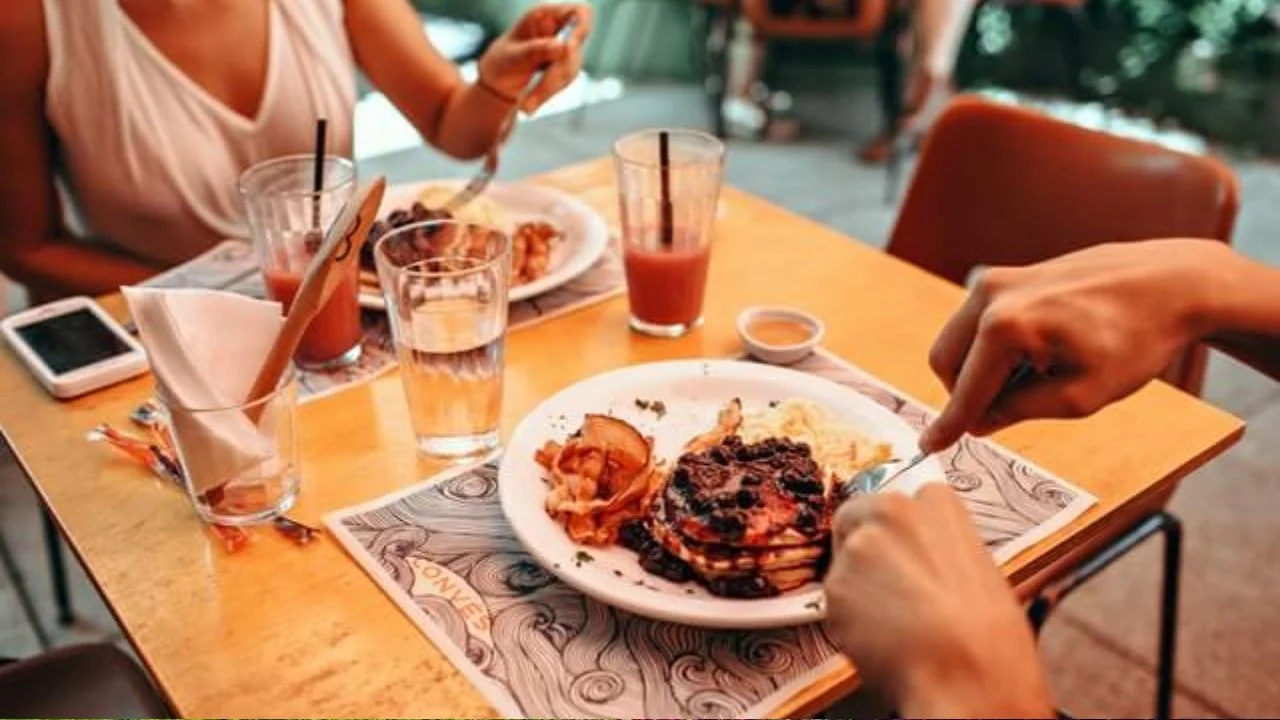 Pessoas fazendo refeição melhores restaurantes da zona sul Rio de Janeiro