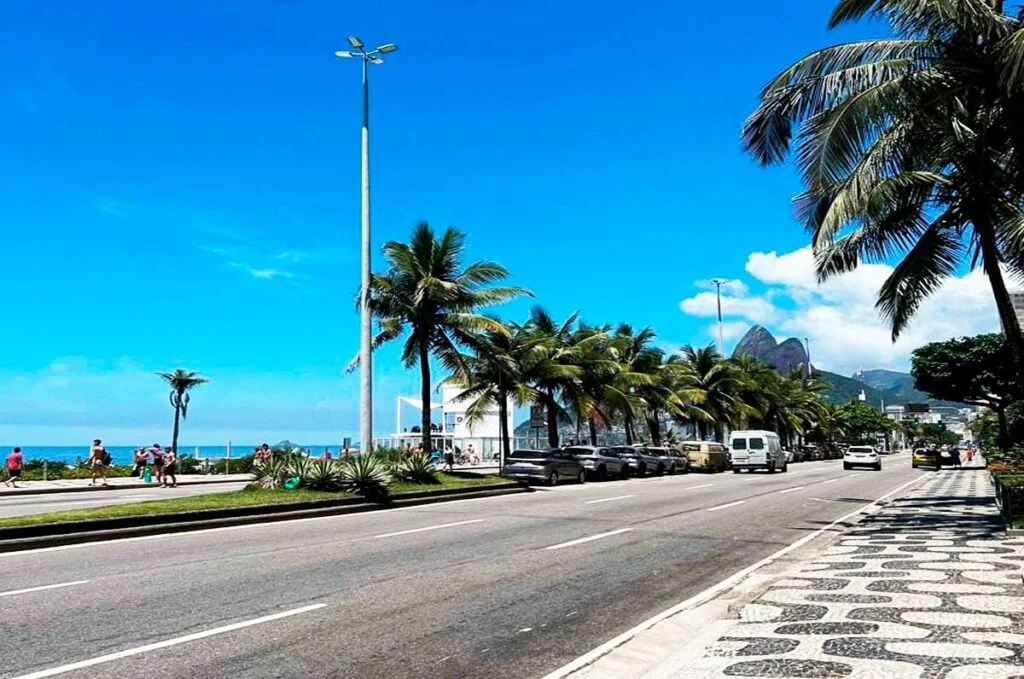 Calçadão de Ipanema Morro Dois Irmãos praia de Ipanema Posto 9 Rio de Janeiro RJ