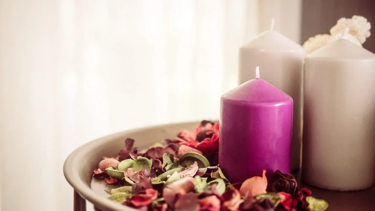 como fazer feng shui no apartamento velas e flores para atrair o amor