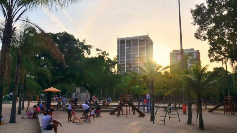 Praça Nossa Senhora da Paz Ipanema – Comércio, igreja, feira, metrô e muito mais!