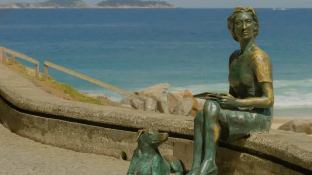 Estátua Clarice calçadão de Copacabana Rio de Janeiro
