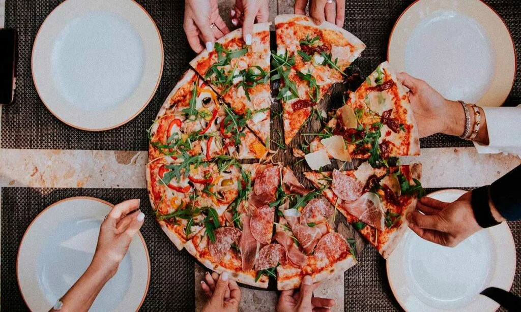 Amigos comendo pizza Pizzaria Barra da Tijuca Rio de Janeiro