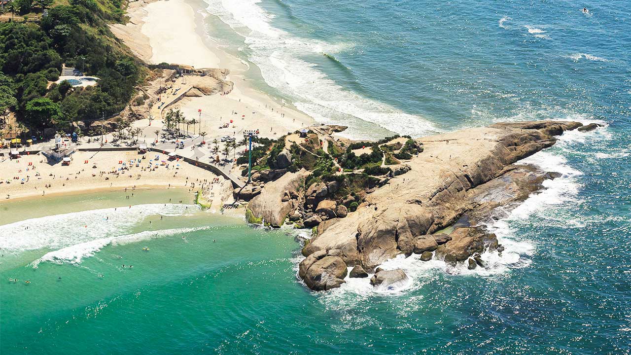 Domingo é dia de yoga na Praia de Ipanema