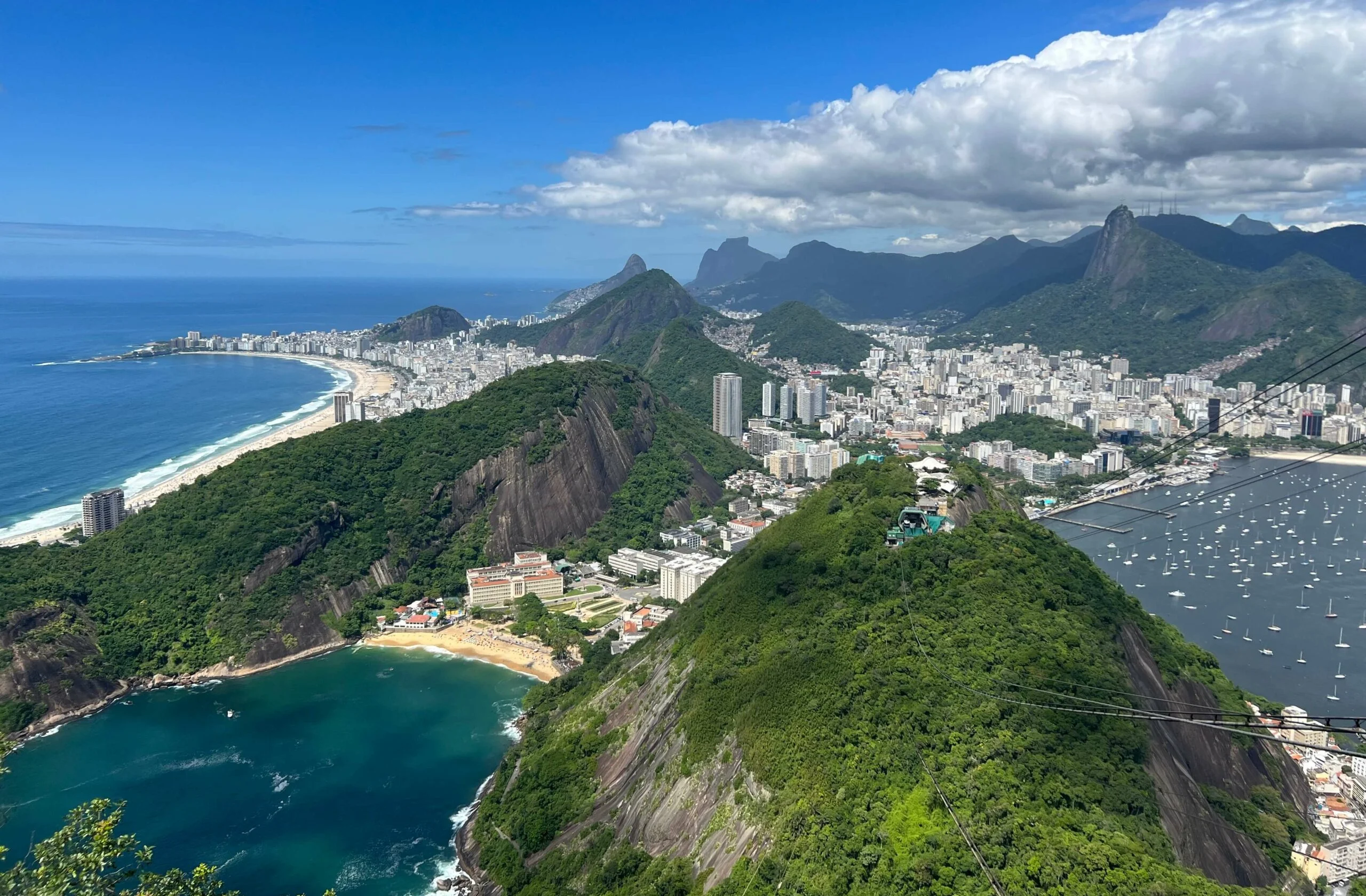 vista bondinho pao de acucar morro da urca praia de copacabana bairro de botafogo e urca rio de janeiro rj