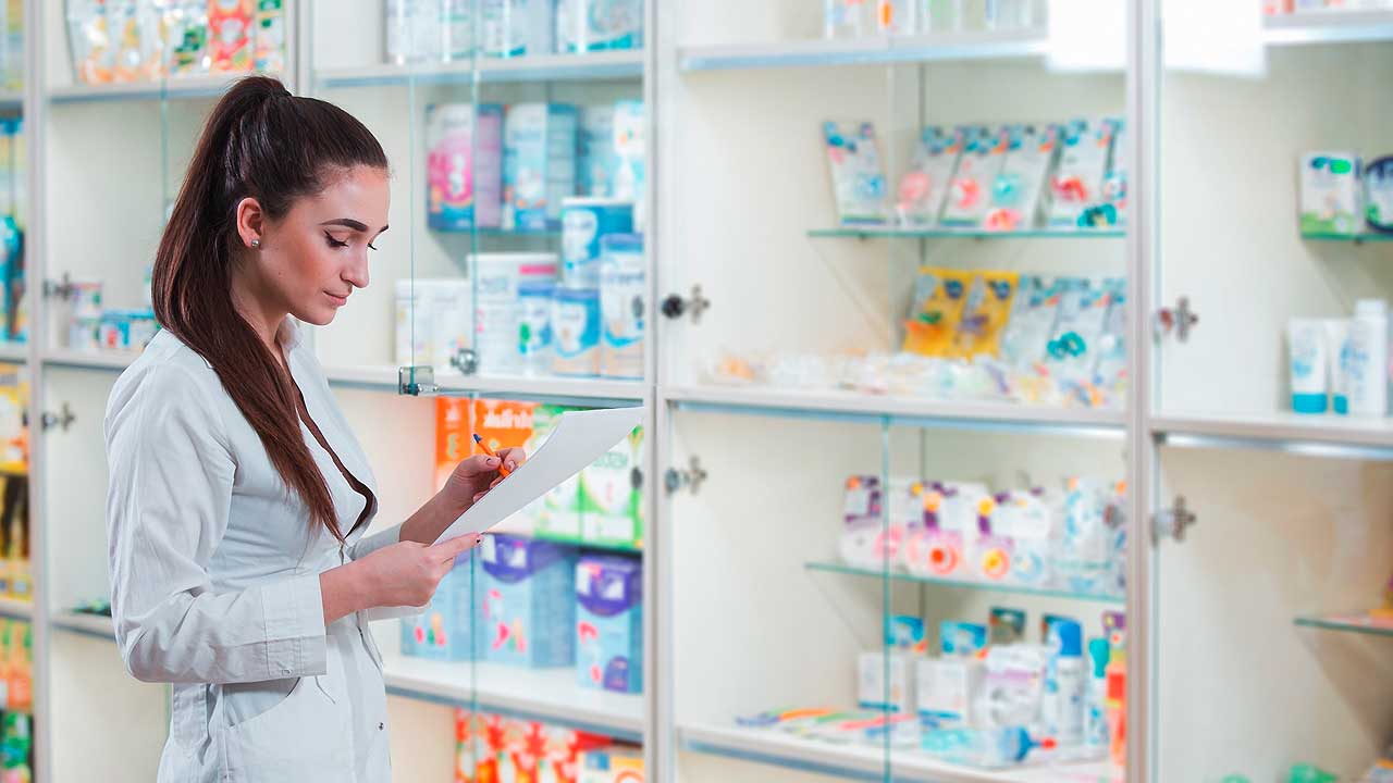 Farmacêutica lendo Farmácia Jardim Botânico Rio de Janeiro