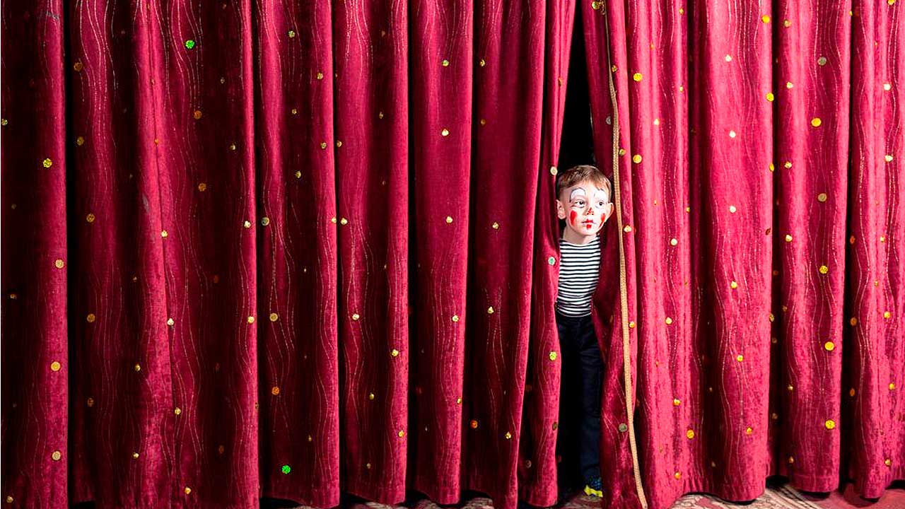 Menino no teatro Teatro Jardim Botânico Rio de Janeiro