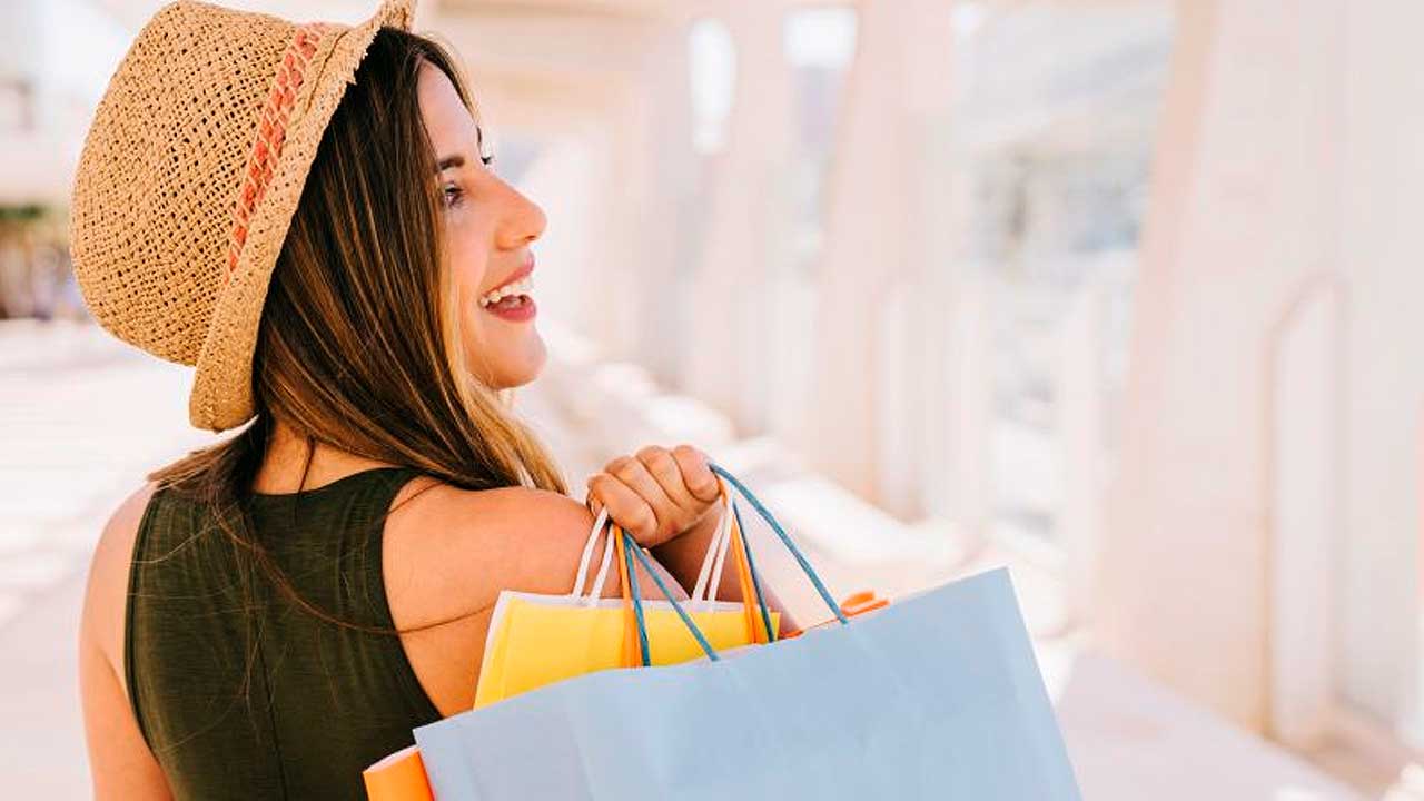 Mulher comprando Shopping Jardim Botânico Rio de Janeiro