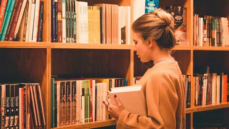 Qual livraria devo conhecer em Copacabana?