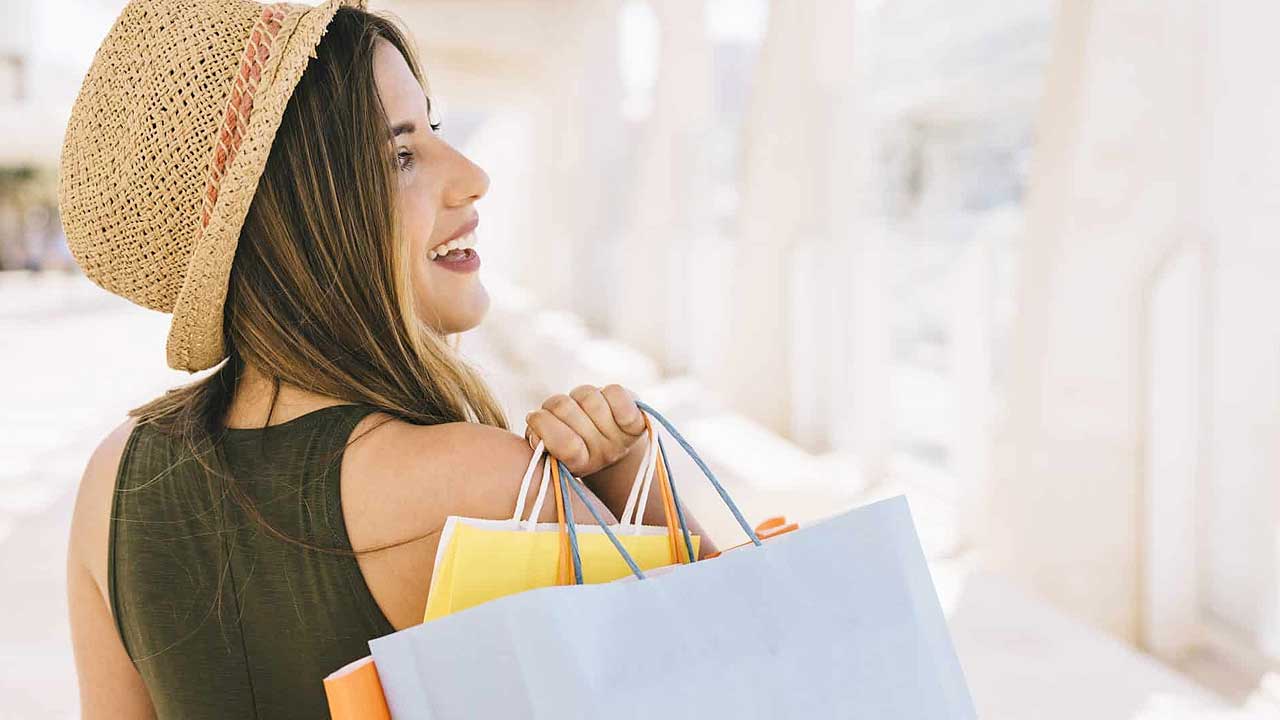 Mulher fazendo compras Shopping Laranjeiras Rio de Janeiro