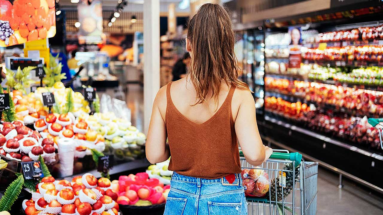 Mulher fazendo compras Supermercado Laranjeiras Rio de Janeiro