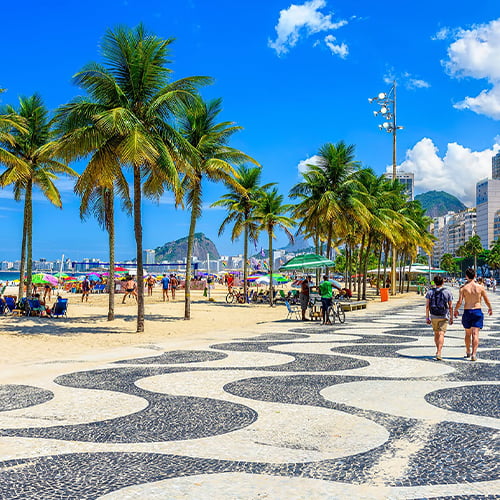 Praia de Copacabana com o calçadão de pedras portuguesas na Zona Sul do Rio de Janeiro