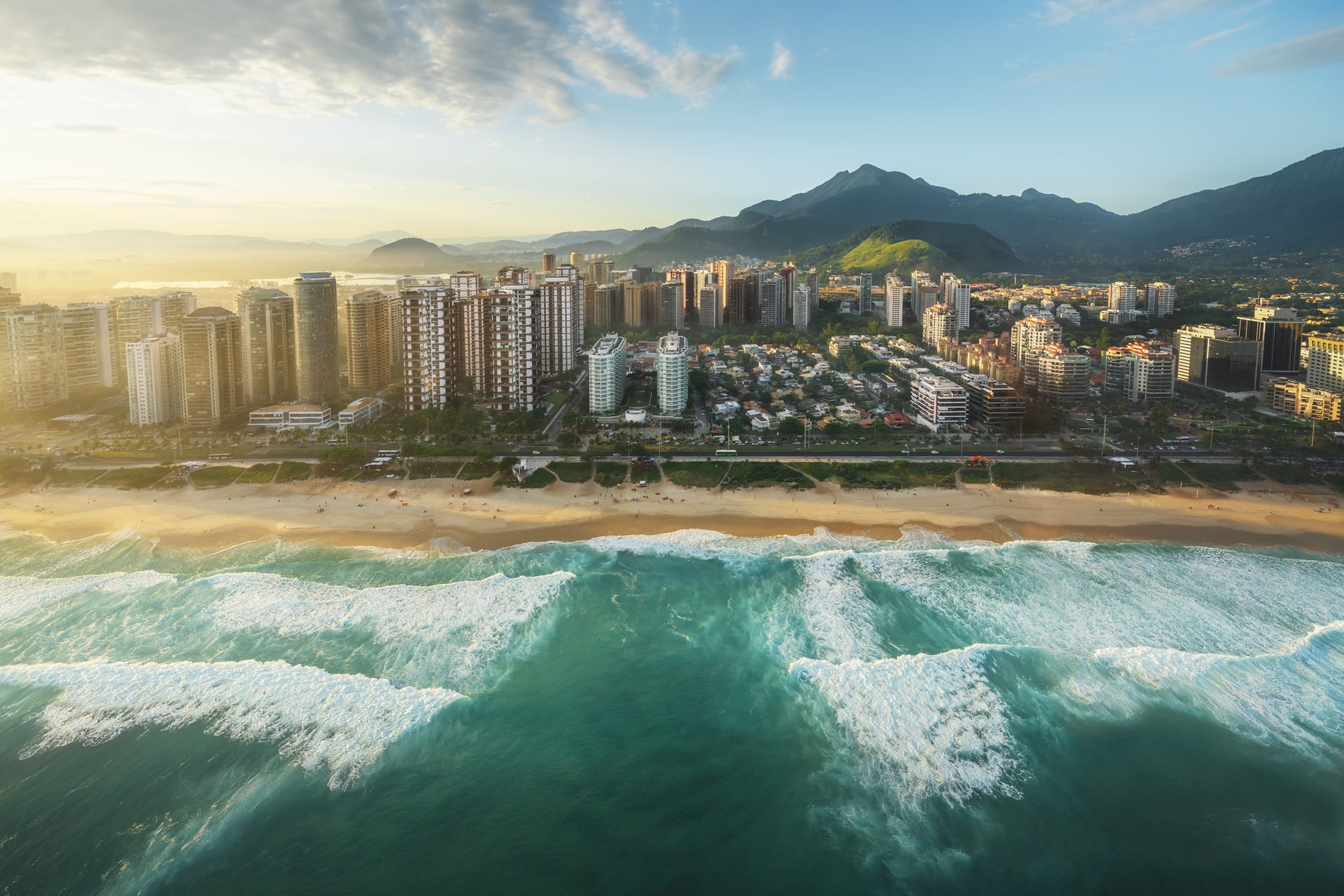 Praia da Barra da Tijuca com prédios e condomínios de luxo de frente para o mar, na Zona Oeste do Rio de Janeiro